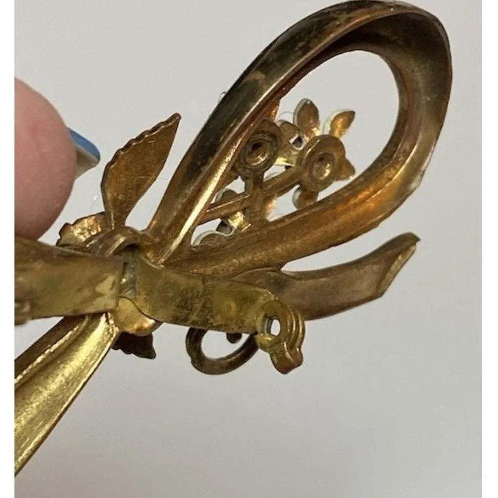 Vintage Gold Tone Ribbon Bow Brooch White Enamel Blue Rhinestone‎ Floral Pin